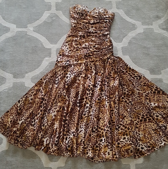 Formal gown - Picture 1 of 8